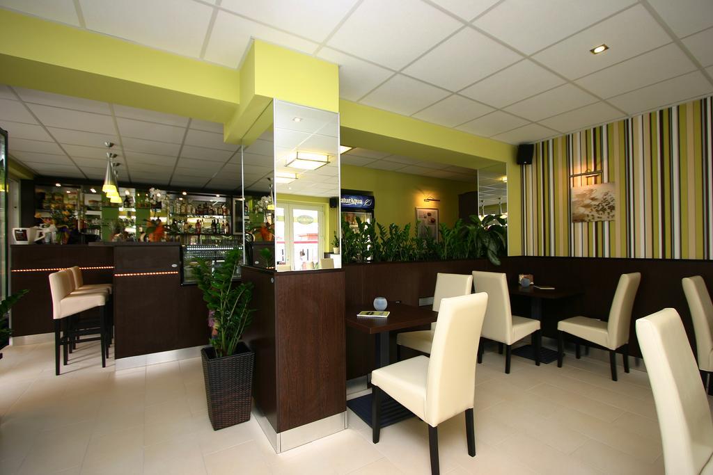 Cafe Relax Apartments Hévíz Exteriör bild